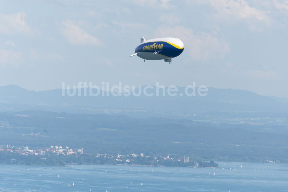 Luftbild Friedrichshafen - Luftschiff Zeppelin im Fluge über dem Luftraum in Friedrichshafen im Bundesland Baden-Württemberg, Deutschland