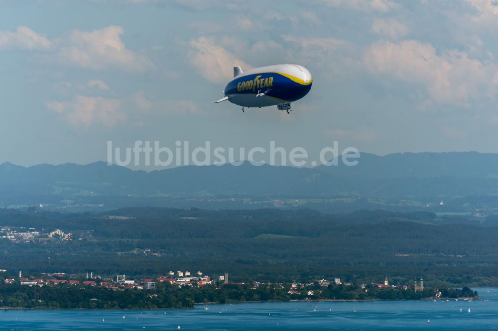 Friedrichshafen von oben - Luftschiff Zeppelin im Fluge über dem Luftraum in Friedrichshafen im Bundesland Baden-Württemberg, Deutschland