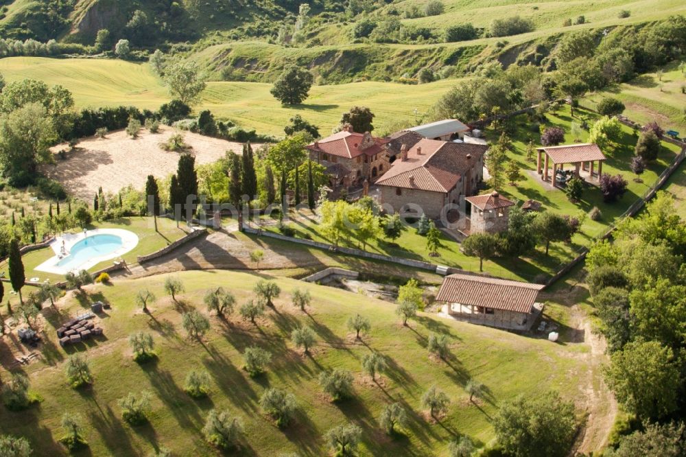Asciano aus der Vogelperspektive: Luxus Ferien-Villa im Ortsteil Podere Montecerconi Torre a castell in Asciano in Toscana, Italien