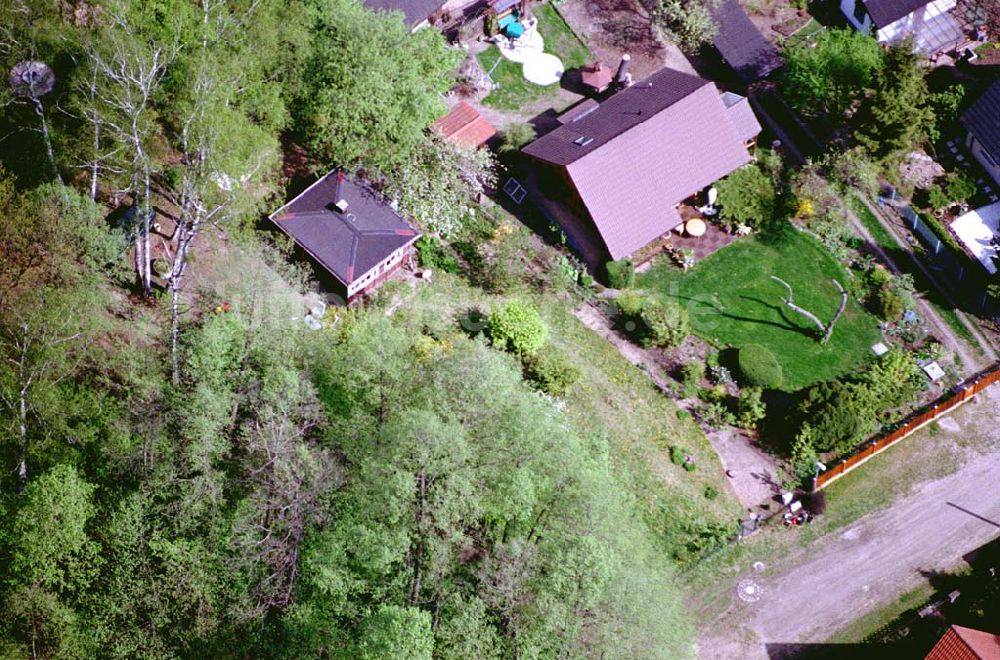 Luftaufnahme Bergfelde / Brandenburg - 02.Mai 2003 Grundstück der Familie Greinius in der Berkowstraße 1 in Bergfelde