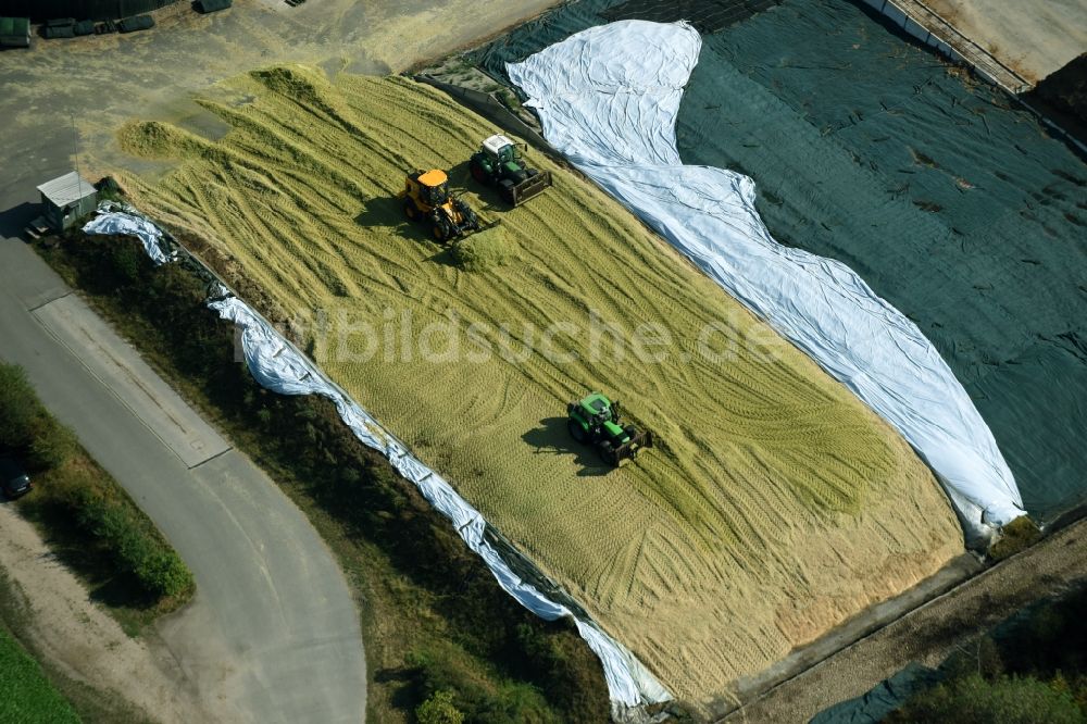 Luftaufnahme Edemissen - Mais- Ernte in einem Landwirtschaftsbetrieb in Edemissen im Bundesland Niedersachsen