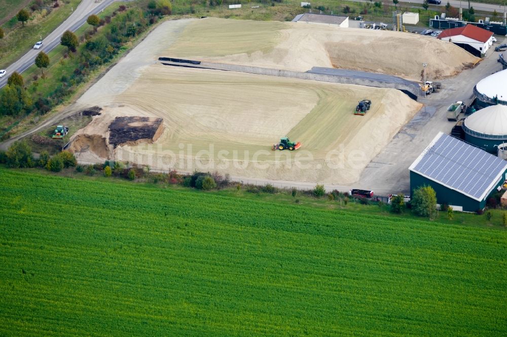Rosdorf aus der Vogelperspektive: Mais- Ernte in einem Landwirtschaftsbetrieb in Rosdorf im Bundesland Niedersachsen, Deutschland