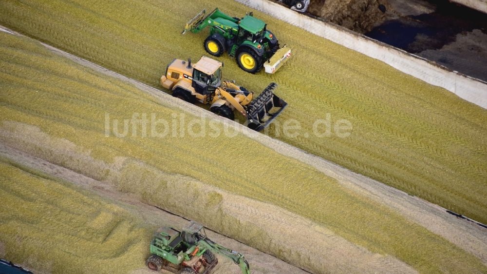 Königswinter aus der Vogelperspektive: Maisernte und Fahrsilo im Bundesland Nordrhein-Westfalen, Deutschland