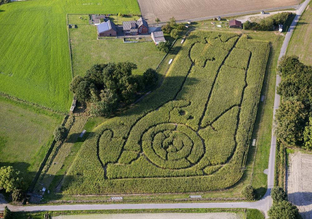 Schermbeck von oben - Maislabyrinth bei der Bauernschaft Brackenberg Besten in Schermbeck in Nordrhein-Westfalen