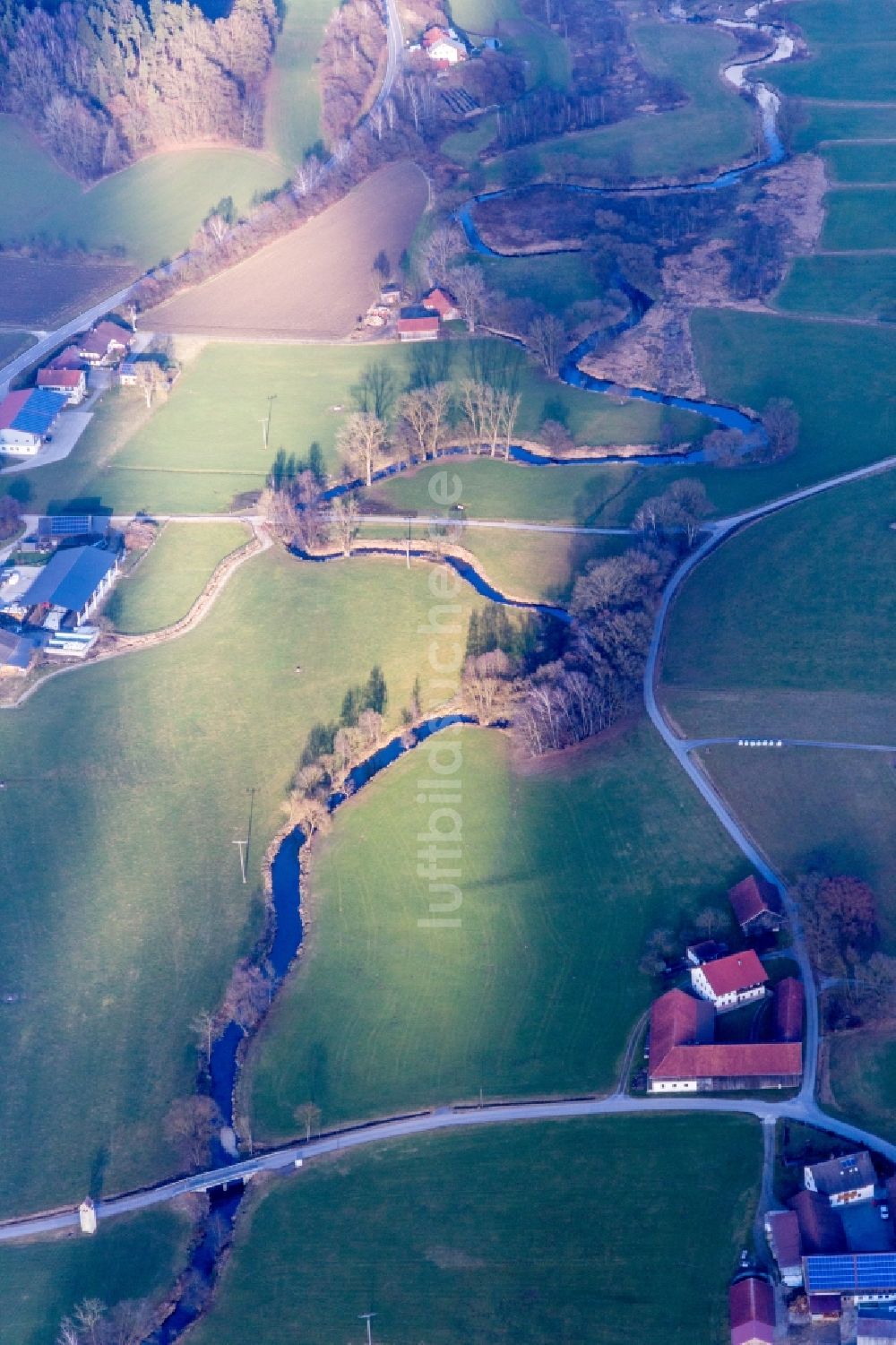 Luftaufnahme Triftern - Mäander der Flußverlauf des Haselbach in Triftern im Bundesland Bayern, Deutschland