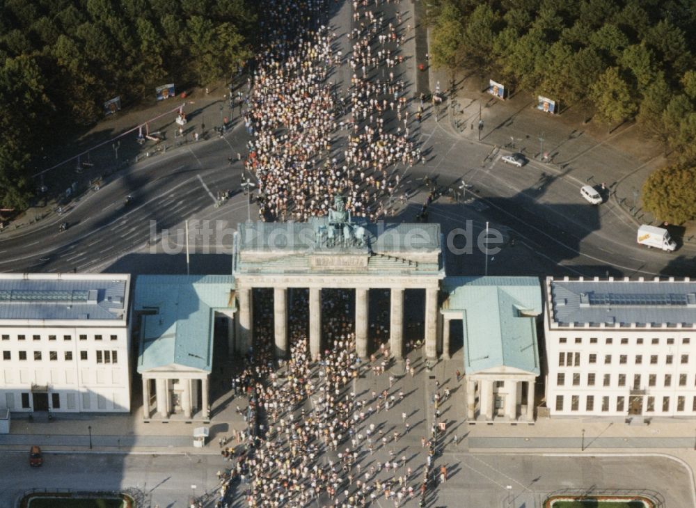 Berlin aus der Vogelperspektive: Marathonlauf Brandenburger Tor am Pariser Platz - Unter den Linden im Ortsteil Mitte in Berlin, Deutschland
