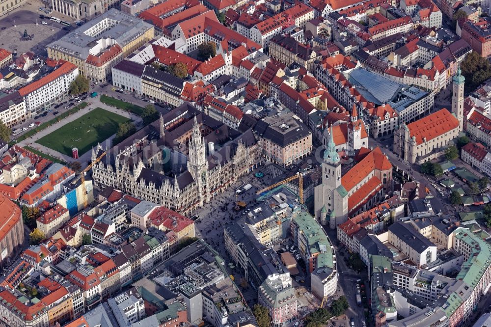 München von oben - Marienplatz, Rathaus, Kirchen in der Altstadt / Innenstadt von München im Bundesland Bayern
