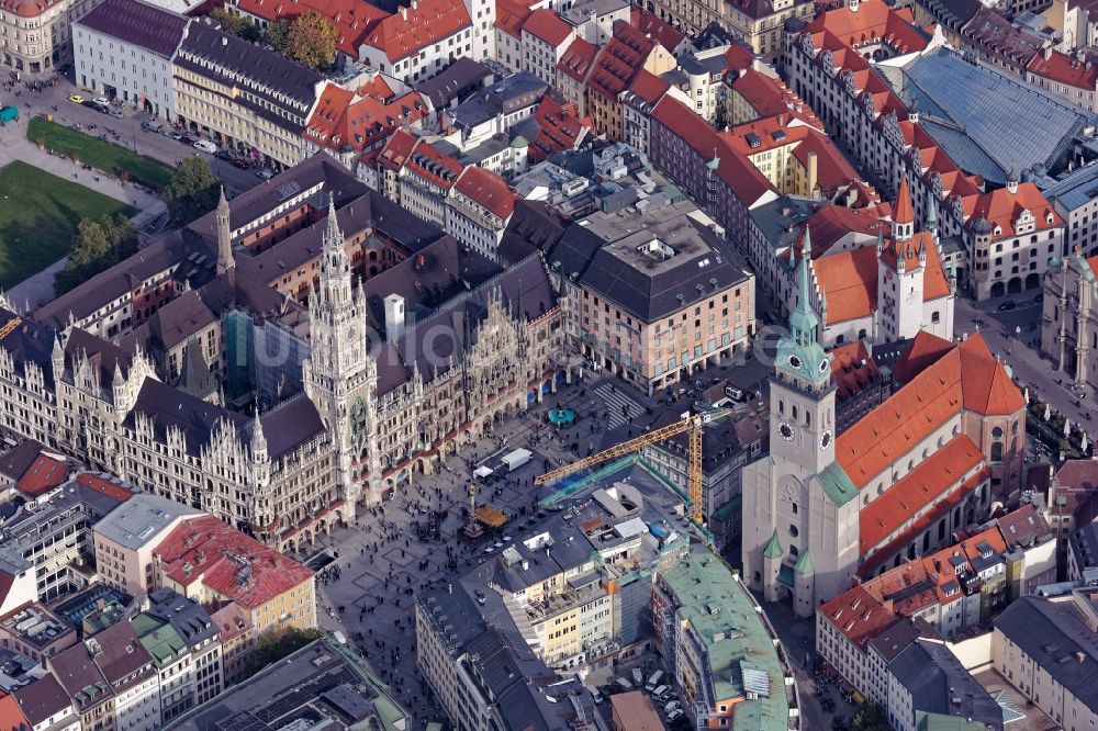 München aus der Vogelperspektive: Marienplatz, Rathaus, Kirchen in der Altstadt / Innenstadt von München im Bundesland Bayern