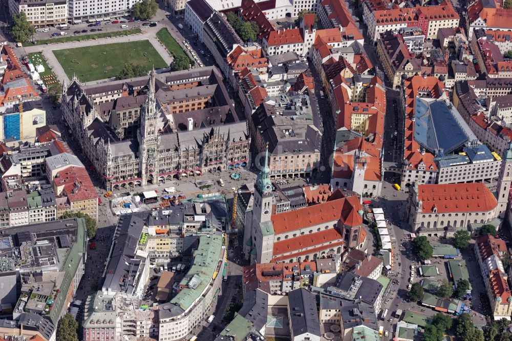 München von oben - Marienplatz, Rathaus, Kirchen, Viktualienmarkt in der Altstadt / Innenstadt von München im Bundesland Bayern