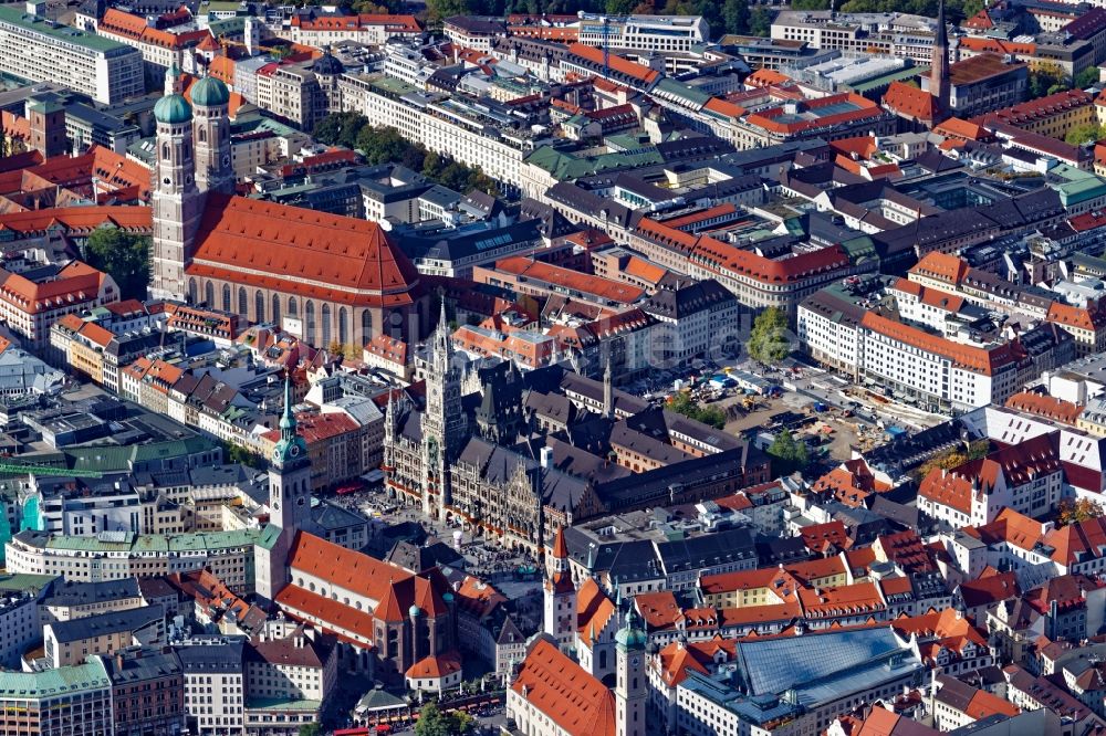 München aus der Vogelperspektive: Marienplatz, Rathaus, Kirchen, Viktualienmarkt in der Altstadt / Innenstadt von München im Bundesland Bayern