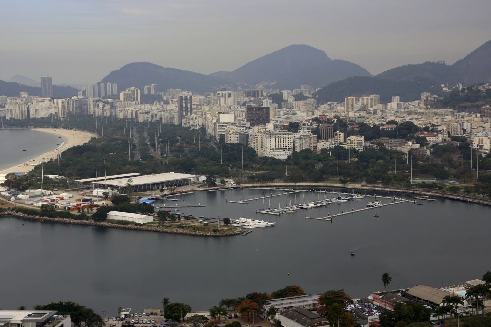 Luftbild Rio de Janeiro - Marina da Glória mit Sportboot- Anlegestellen und Bootsliegeplätzen am Uferbereich Baia de Guanabara in Rio de Janeiro in Brasilien