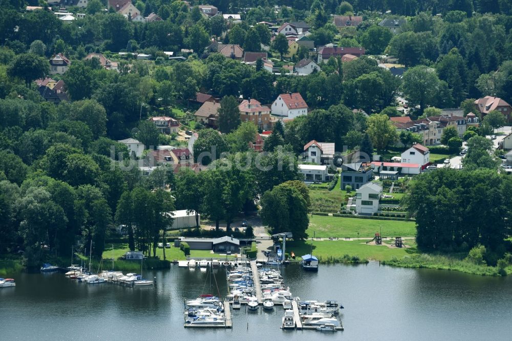 Luftaufnahme Schwielowsee - Marina - Hafenbereich am Ufer des Schwielowsee im Ortsteil Ferch in Schwielowsee im Bundesland Brandenburg, Deutschland