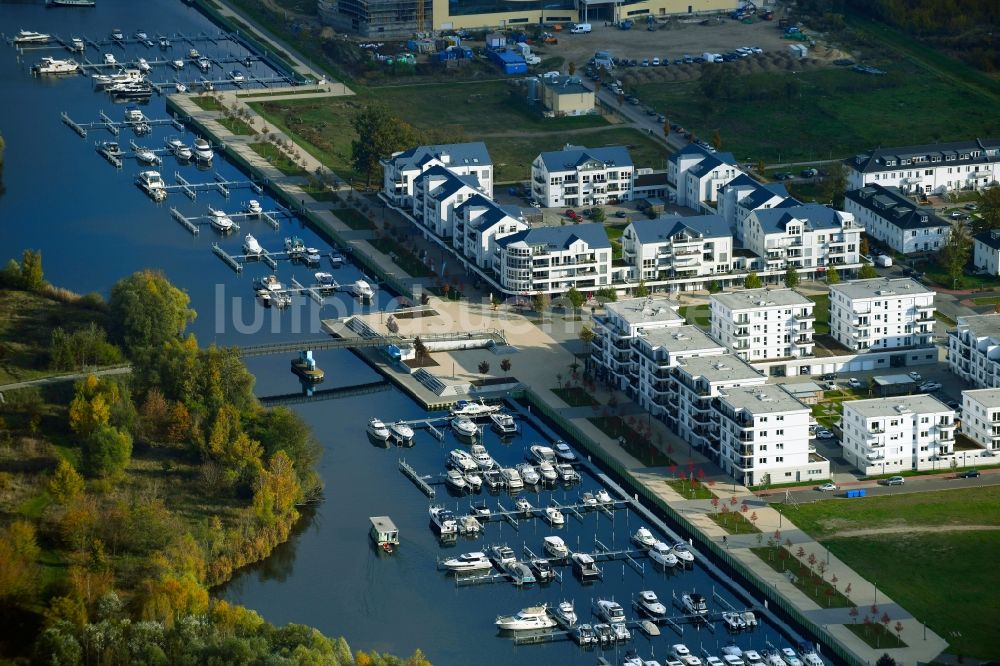 Luftaufnahme Werder (Havel) - Marina - Hafenbereich am Ufer eines Seitenarmes des Großen Zernsees in Werder (Havel) im Bundesland Brandenburg, Deutschland