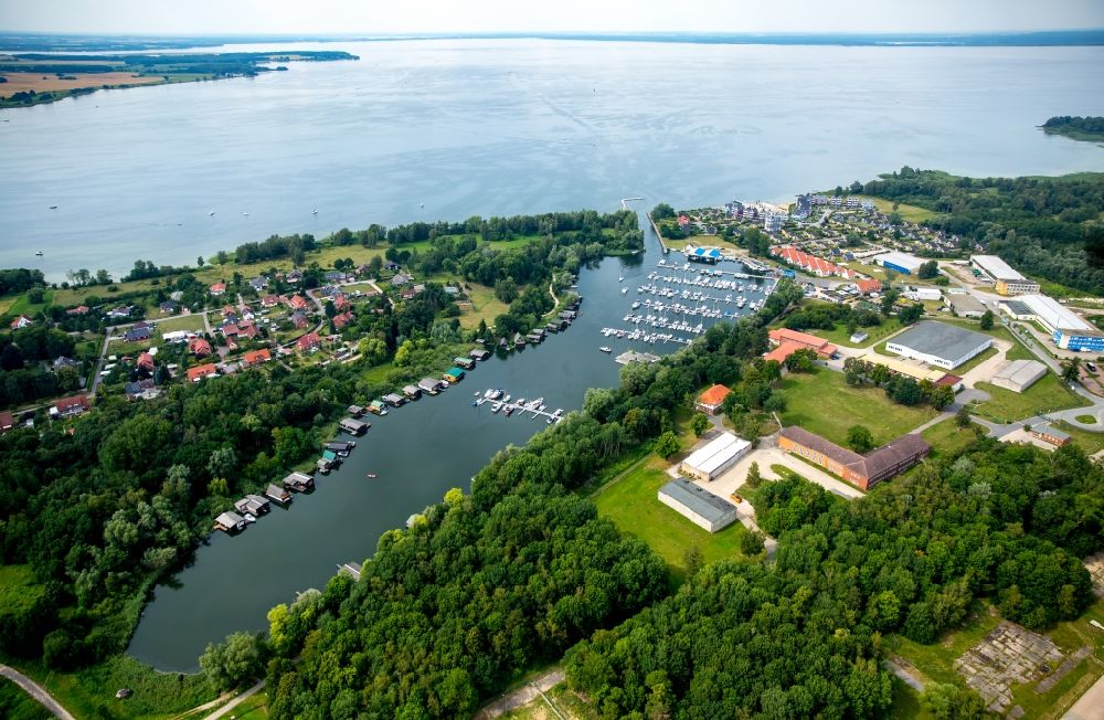 Luftaufnahme Rechlin - Marina Müritz - Hafenbereich am Ufer des Claassee zwischen Hafendorf und Rechlin-Nord in Rechlin im Bundesland Mecklenburg-Vorpommern