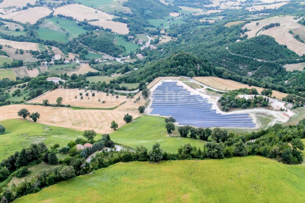 Luftaufnahme Cartoceto - Marina RomeaPanelreihen der Photovoltaikanlage in Cartoceto in Marche, Italien