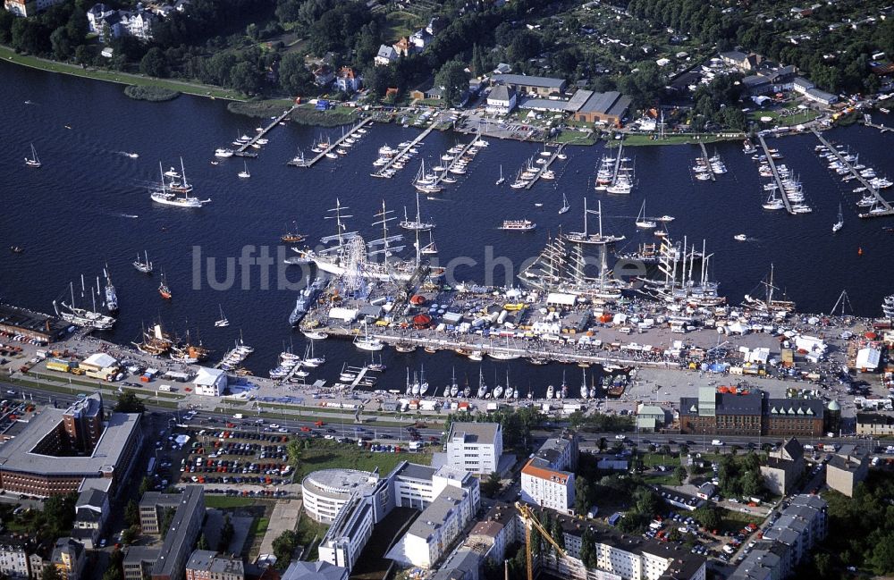 Luftaufnahme Rostock - Maritimes Volksfest im Ortsteil Mitte in Rostock im Bundesland Mecklenburg-Vorpommern