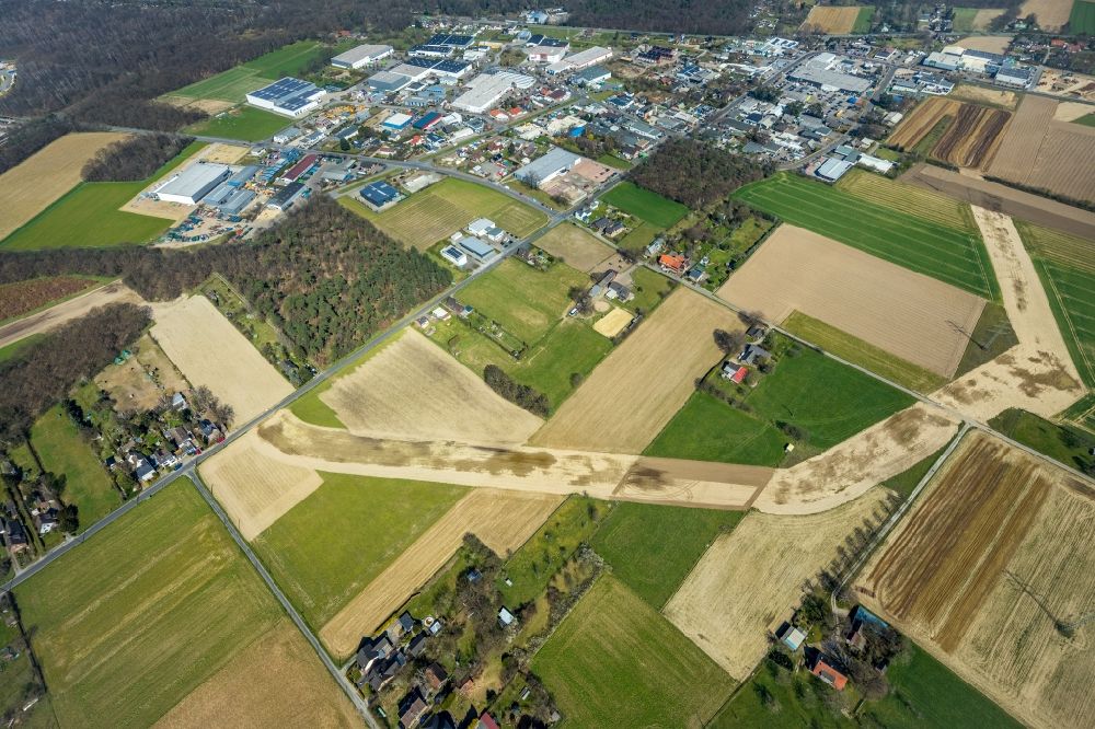 Luftbild Voerde - Markierungen für die Streckenführung der geplanten Gaspipeline in Voerde im Bundesland Nordrhein-Westfalen, Deutschland