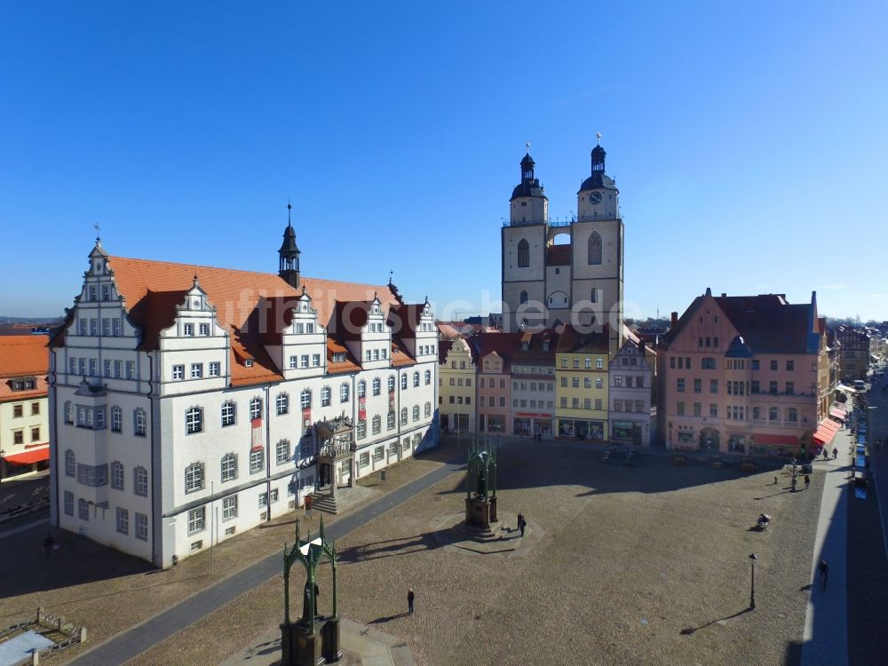 Luftaufnahme Lutherstadt Wittenberg - Marktplatz mit dem Alten Rathaus und der Stadtkirche St. Marien in Wittenberg im Bundesland Sachsen-Anhalt