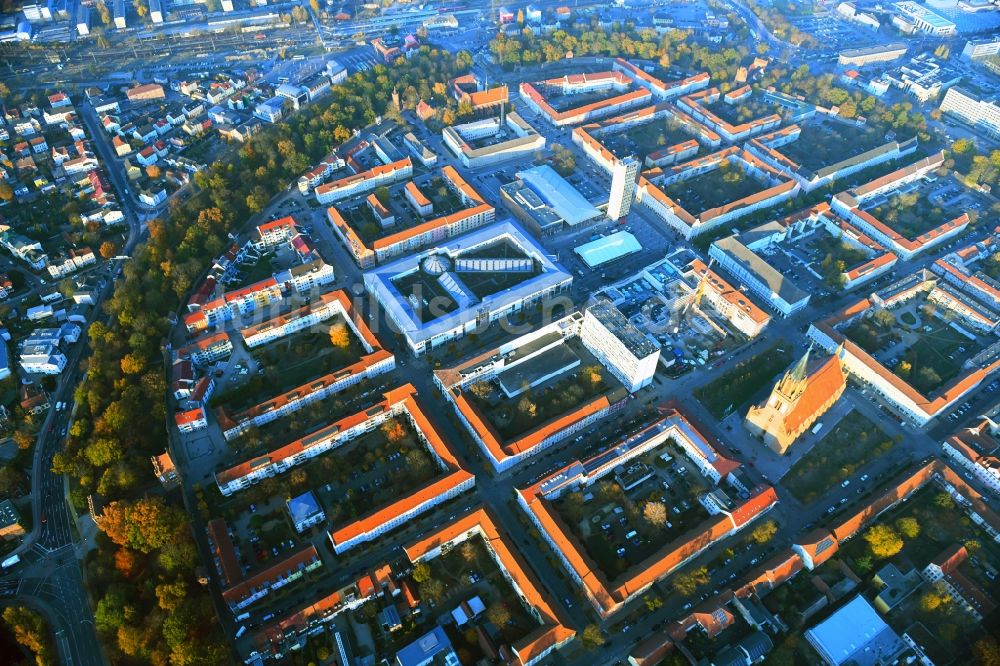Luftaufnahme Neubrandenburg - Marktplatz am Einkaufszentrum Marktplatzcenter der ECE in Neubrandenburg im Bundesland Mecklenburg-Vorpommern
