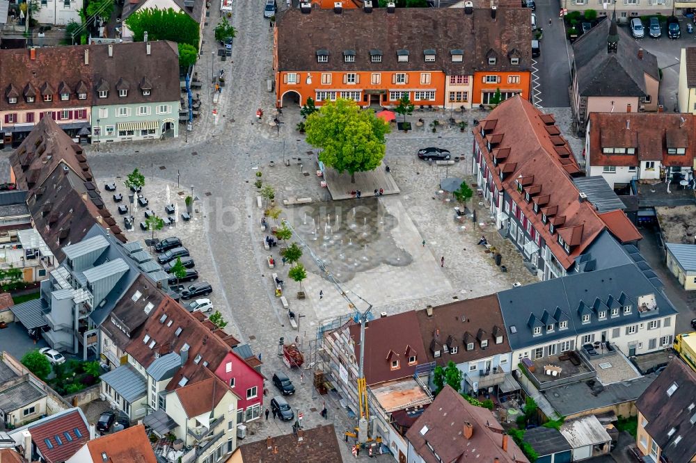 Luftbild Breisach am Rhein - Marktplatz und Gebäude der Stadtverwaltung - Rathaus in Breisach am Rhein im Bundesland Baden-Württemberg, Deutschland