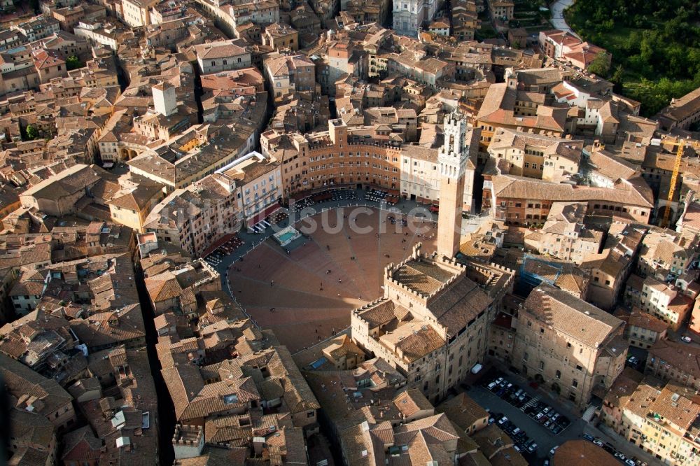 Luftaufnahme Siena - Marktplatz Piazza del Campo im Innenstadt- Zentrums in Siena in Toscana, Italien