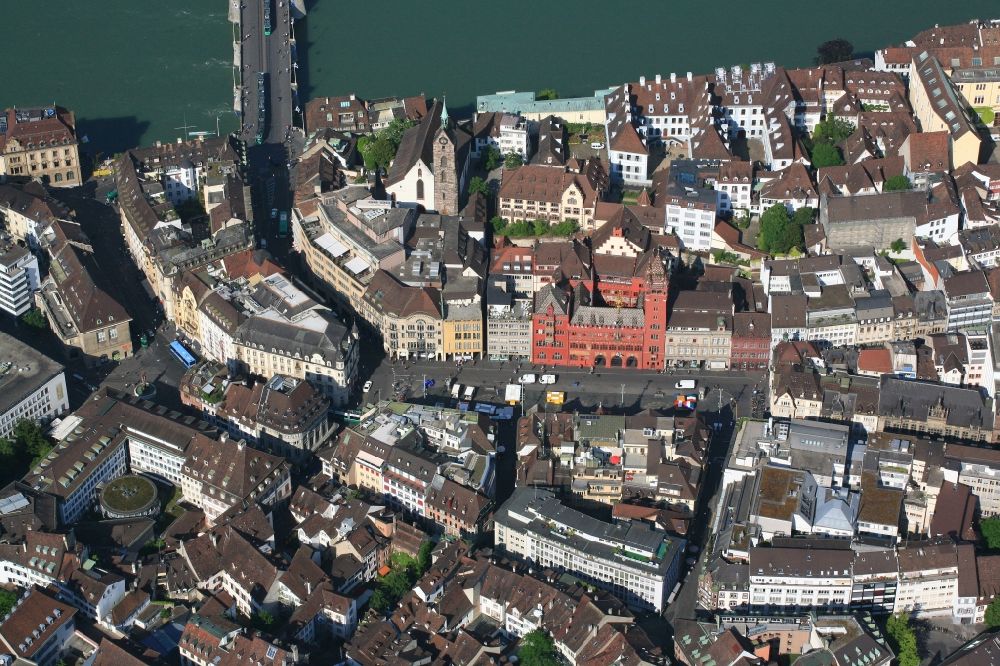 Luftbild Basel - Marktplatz und Rathaus im Innenstadt- Zentrum in Basel in der Schweiz
