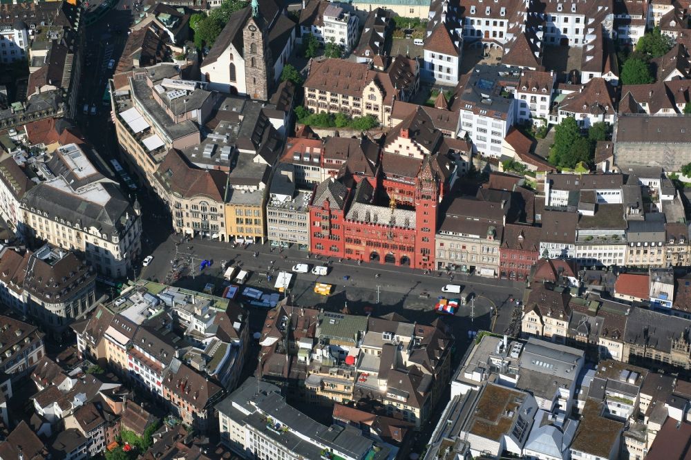 Luftaufnahme Basel - Marktplatz und Rathaus im Innenstadt- Zentrum in Basel in der Schweiz