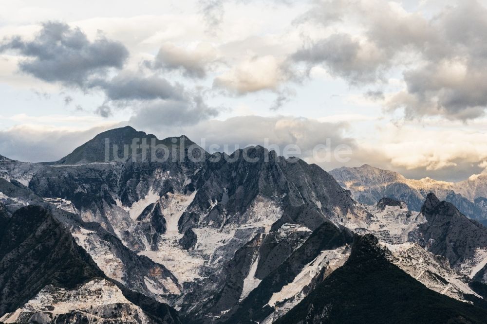 Luftbild Carrara - Marmor Steinbruch am Stadtrand von Carrara in der Toskana in Italien
