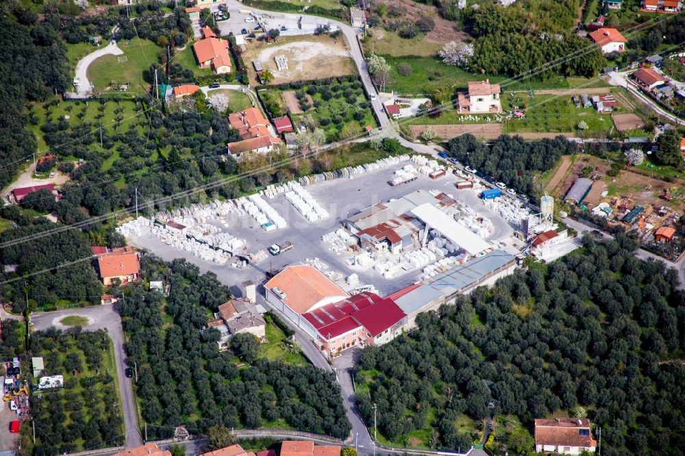 Seravezza von oben - Marmorhandel /- Lager der Landi Group Srl Import-Export in Seravezza in Toskana, Italien