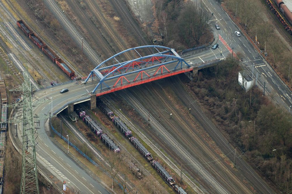 Luftaufnahme Mülheim OT Styrum - Marode Fritz-Thyssen-Bruecke Eisenbrücke in Styrum Oberhausener Strasse in Muelheim an der Ruhr