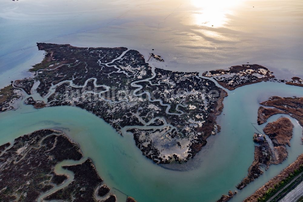Luftaufnahme Marano Lagunare - Marschinseln an der Meeres- Küste Laguna Marano in Marano Lagunare in Friaul-Julisch Venetien, Italien