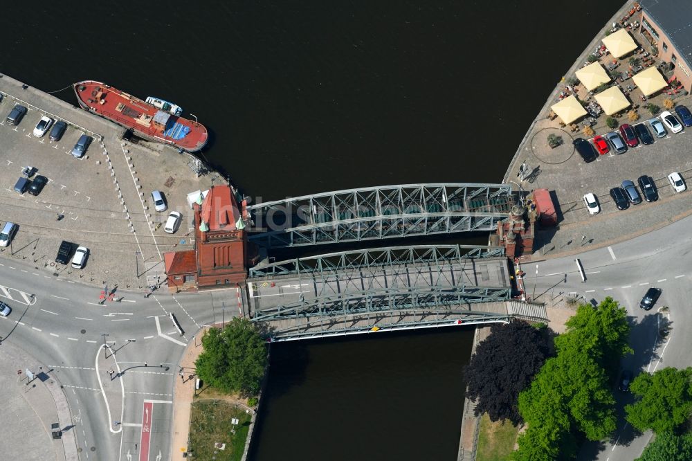 Lübeck aus der Vogelperspektive: Marstallbrücke eine Hubbrücke über den Elbe-Lübeck-Kanal in Lübeck im Bundesland Schleswig-Holstein