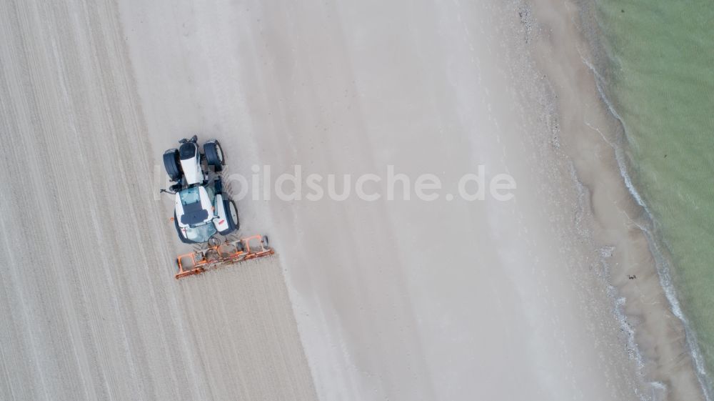 Luftaufnahme Binz - Maschinelle Strandreinigung in Binz im Bundesland Mecklenburg-Vorpommern, Deutschland