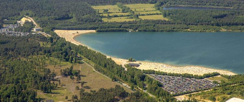 Luftbild Haltern am See - Massenandrang von Badegästen am Sandstrand des Ufer zum Silbersee in Haltern am See im Bundesland Nordrhein-Westfalen