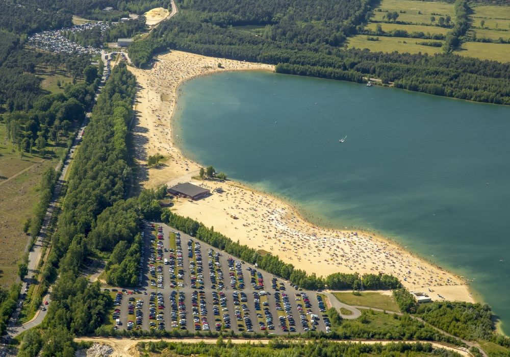 Luftaufnahme Haltern am See - Massenandrang von Badegästen am Sandstrand des Ufer zum Silbersee in Haltern am See im Bundesland Nordrhein-Westfalen