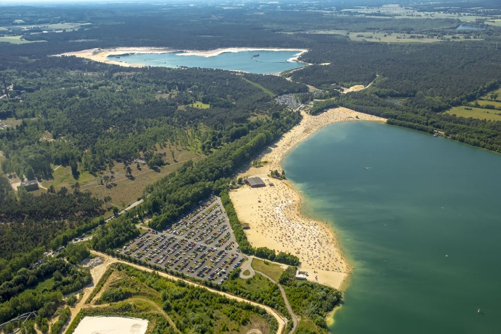Haltern am See von oben - Massenandrang von Badegästen am Sandstrand des Ufer zum Silbersee in Haltern am See im Bundesland Nordrhein-Westfalen