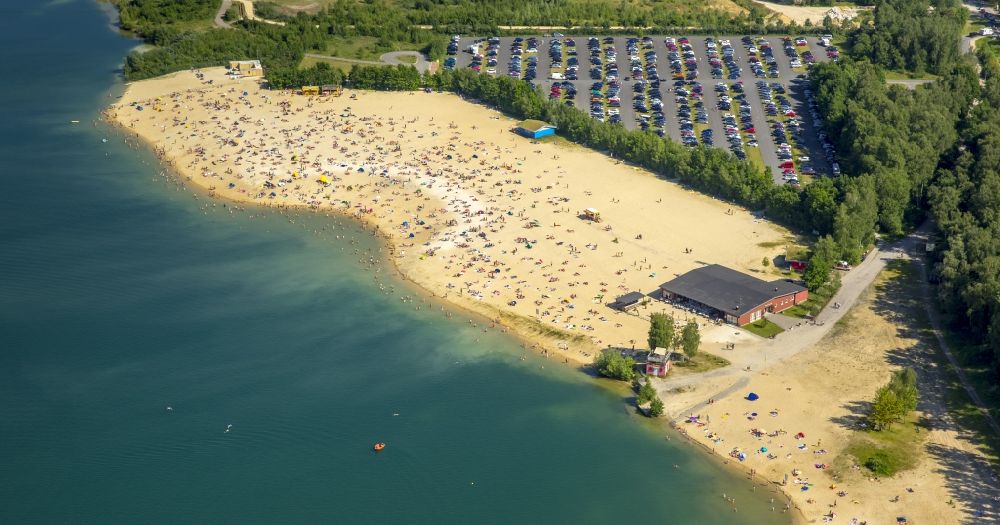 Luftaufnahme Haltern am See - Massenandrang von Badegästen am Sandstrand des Ufer zum Silbersee in Haltern am See im Bundesland Nordrhein-Westfalen