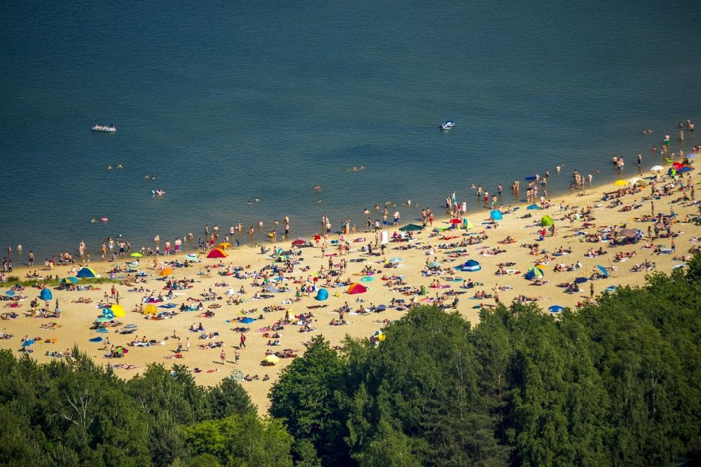 Luftbild Haltern am See - Massenandrang von Badegästen am Sandstrand des Ufer zum Silbersee in Haltern am See im Bundesland Nordrhein-Westfalen