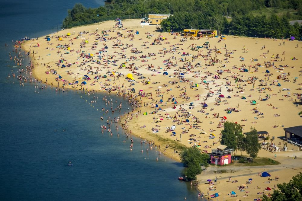 Haltern am See von oben - Massenandrang von Badegästen am Sandstrand des Ufer zum Silbersee in Haltern am See im Bundesland Nordrhein-Westfalen