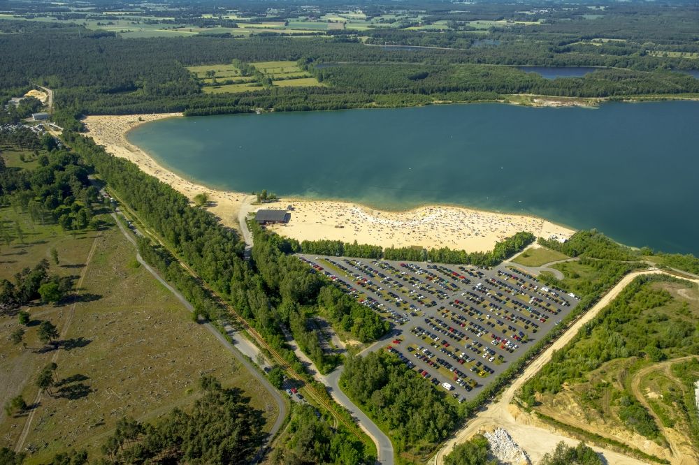 Haltern am See aus der Vogelperspektive: Massenandrang von Badegästen am Sandstrand des Ufer zum Silbersee in Haltern am See im Bundesland Nordrhein-Westfalen