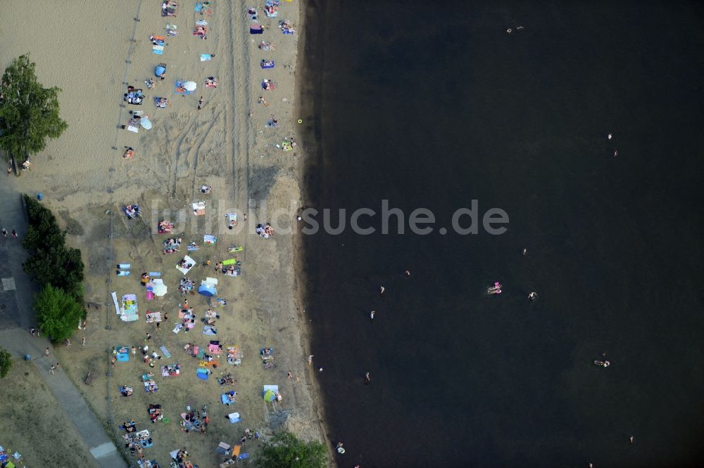 Luftbild Berlin - Massenandrang von Badegästen an Strand und Uferbereich des Sees am Strandbad Müggelsee in Berlin