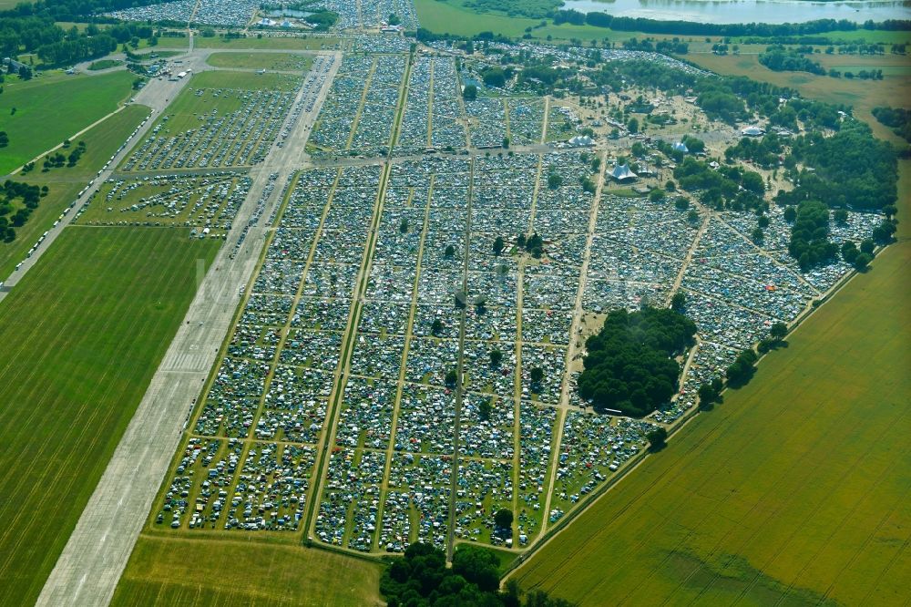 Luftaufnahme Lärz - Massenandrang der Besucher des Fusion Festival am Flugplatz Lärz - Rechlin in Lärz im Bundesland Mecklenburg-Vorpommern, Deutschland