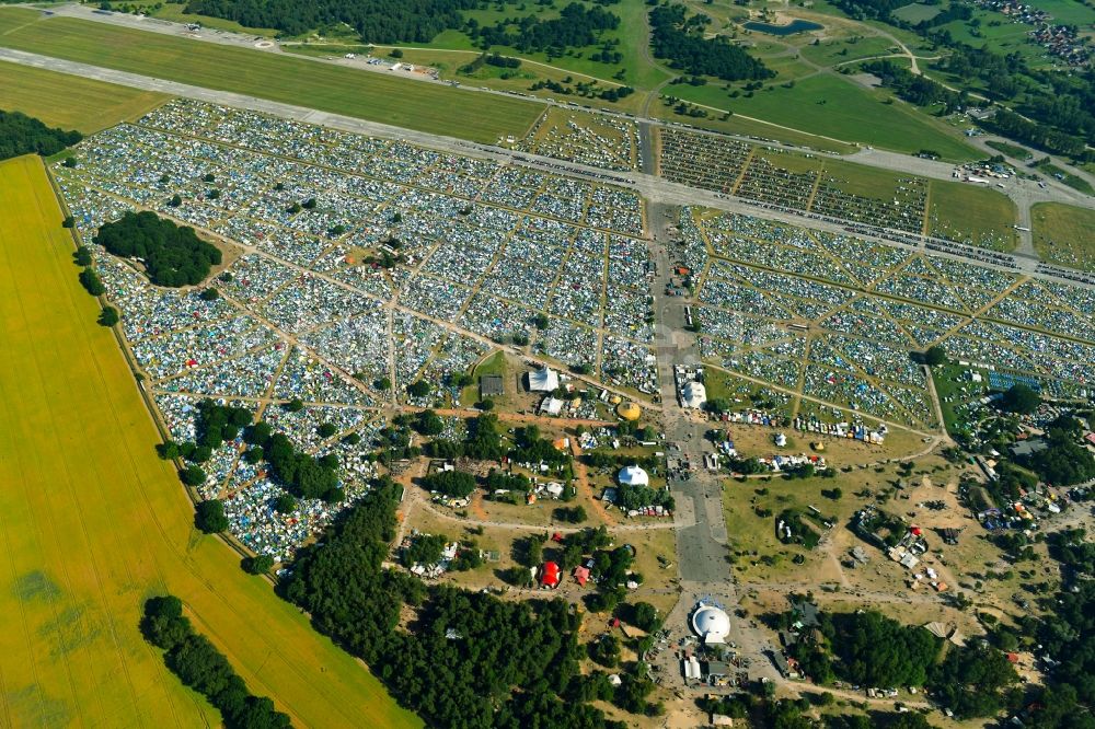 Luftbild Lärz - Massenandrang der Besucher des Fusion Festival am Flugplatz Lärz - Rechlin in Lärz im Bundesland Mecklenburg-Vorpommern, Deutschland