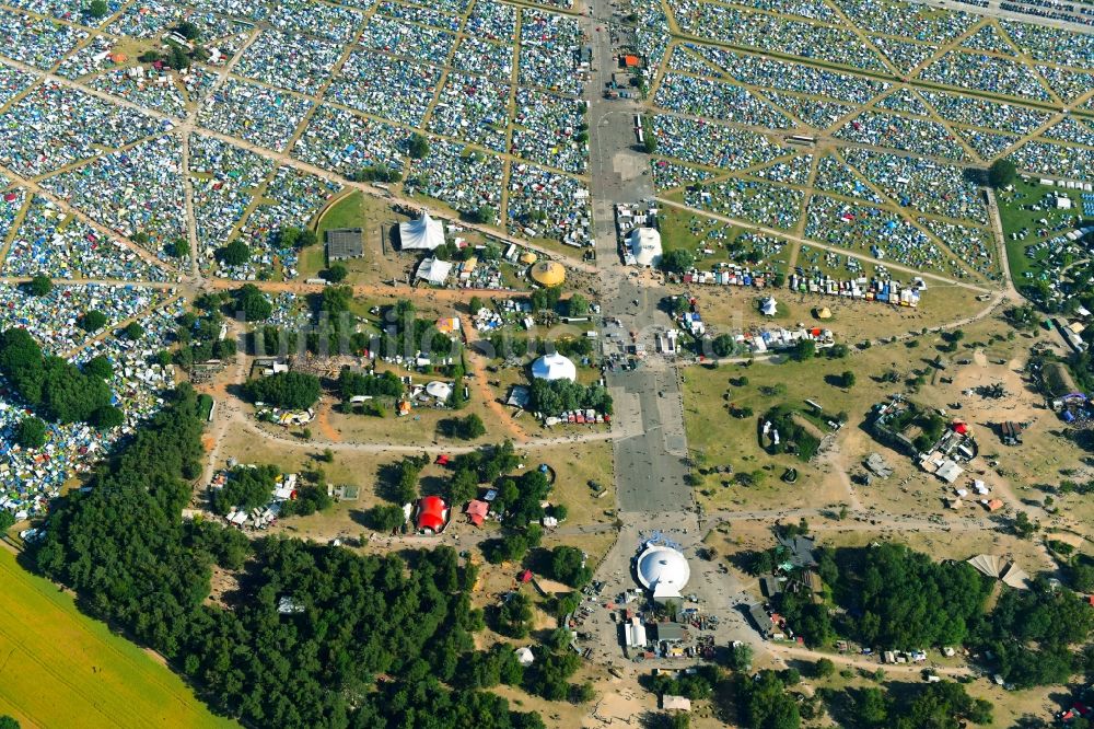 Luftaufnahme Lärz - Massenandrang der Besucher des Fusion Festival am Flugplatz Lärz - Rechlin in Lärz im Bundesland Mecklenburg-Vorpommern, Deutschland
