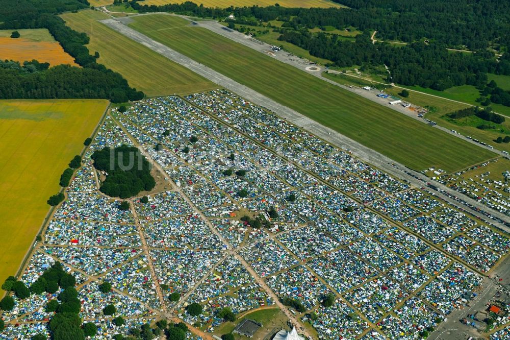 Lärz von oben - Massenandrang der Besucher des Fusion Festival am Flugplatz Lärz - Rechlin in Lärz im Bundesland Mecklenburg-Vorpommern, Deutschland