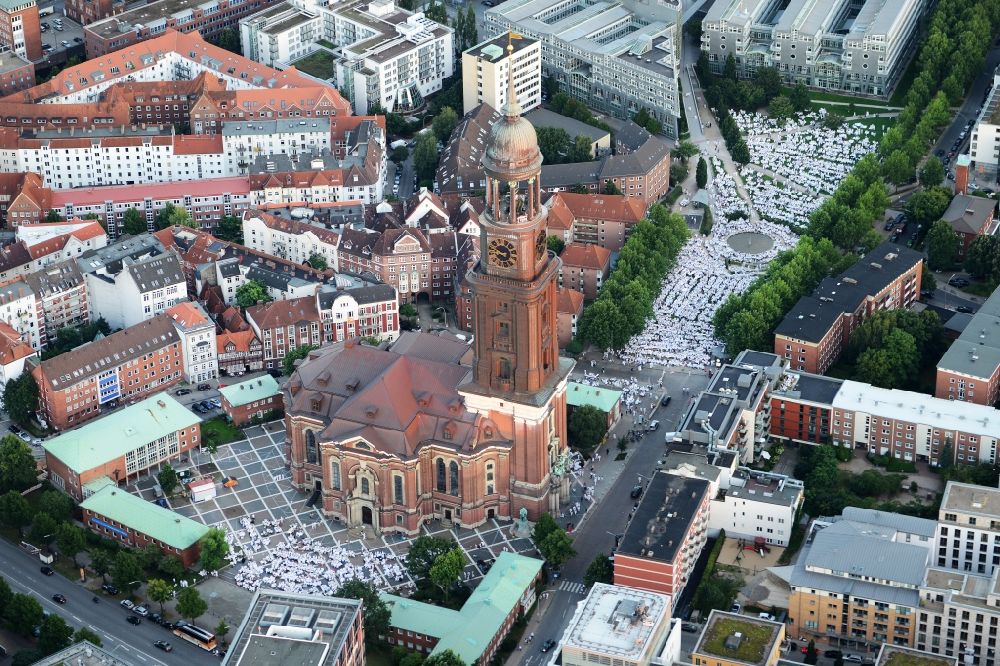 Hamburg aus der Vogelperspektive: Massenpicknick Dinner in weiß - Veranstaltung an der Hauptkirche Sankt Michaelis in Hamburg