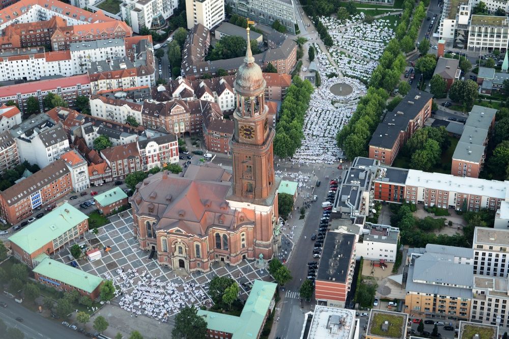 Luftaufnahme Hamburg - Massenpicknick Dinner in weiß - Veranstaltung an der Hauptkirche Sankt Michaelis in Hamburg