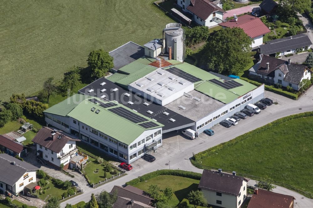 Luftbild Ebensee - Möbeltischlerei Produktionsgebäude der Möbel Baumgartner GmbH an der Lahnstraße in Ebensee in Oberösterreich, Österreich
