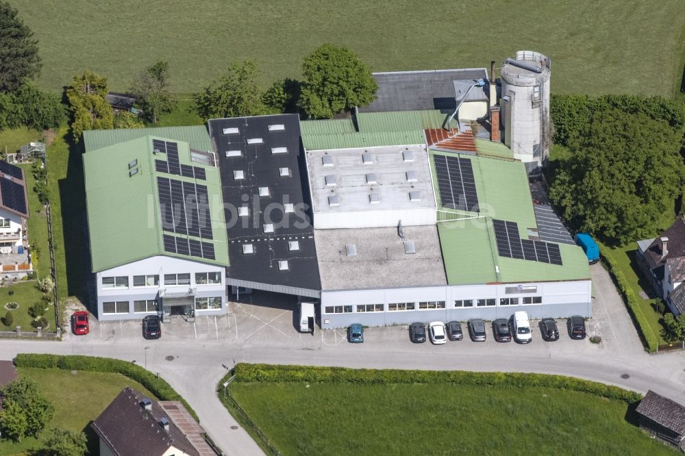 Luftaufnahme Ebensee - Möbeltischlerei Produktionsgebäude der Möbel Baumgartner GmbH an der Lahnstraße in Ebensee in Oberösterreich, Österreich