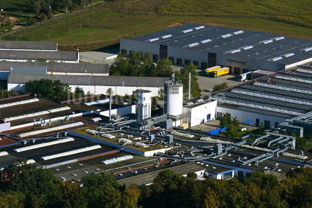 Luftaufnahme Meyenburg - Möbeltischlerei Produktionsgebäude der Meyenburger Möbel GmbH in Meyenburg im Bundesland Brandenburg, Deutschland